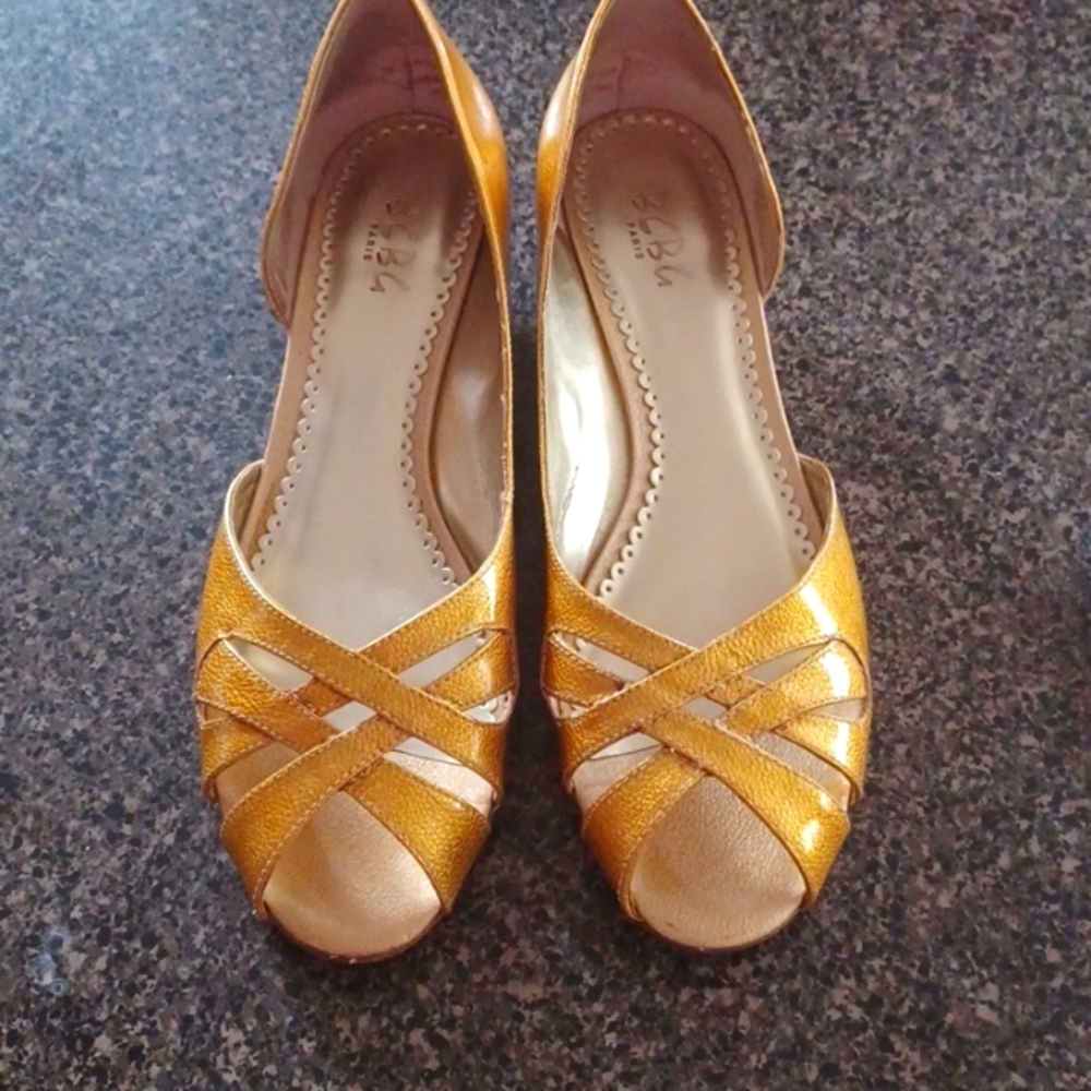 BCBG gold patent leather shoes
